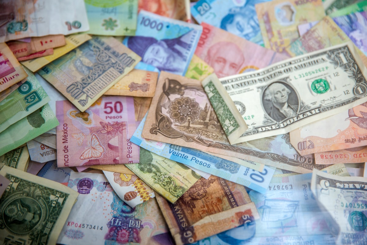 Billetes de distintas monedas esparcidos sobre una mesa